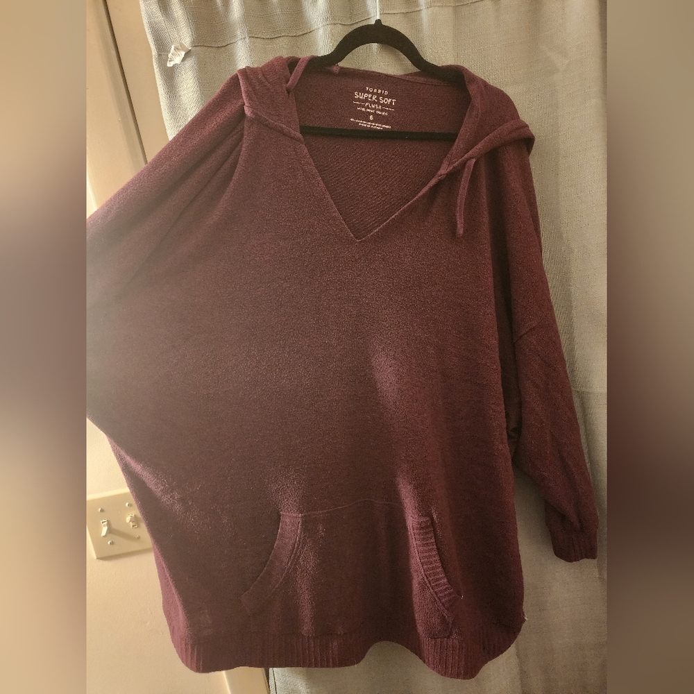 Super soft v neck torrid hoodie sz 6
